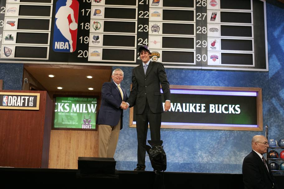 2005: Andrew Bogut, centro australiano, chiamato da Milwaukee con la numero 1 (NBA)